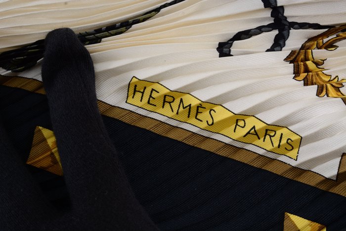 Hermès Les Clés Plissé Silk Scarf – 125 × 125 cm