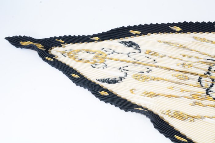 Hermès Les Clés Plissé Silk Scarf – 125 × 125 cm