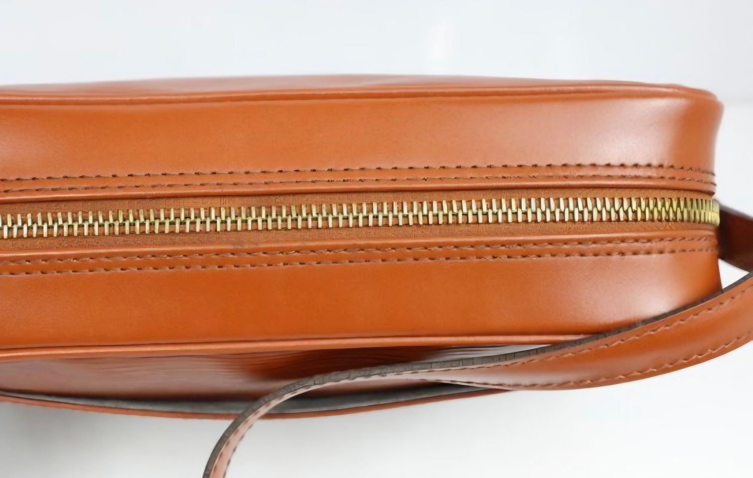 LV Trocadero 27 bag, adjustable strap detail