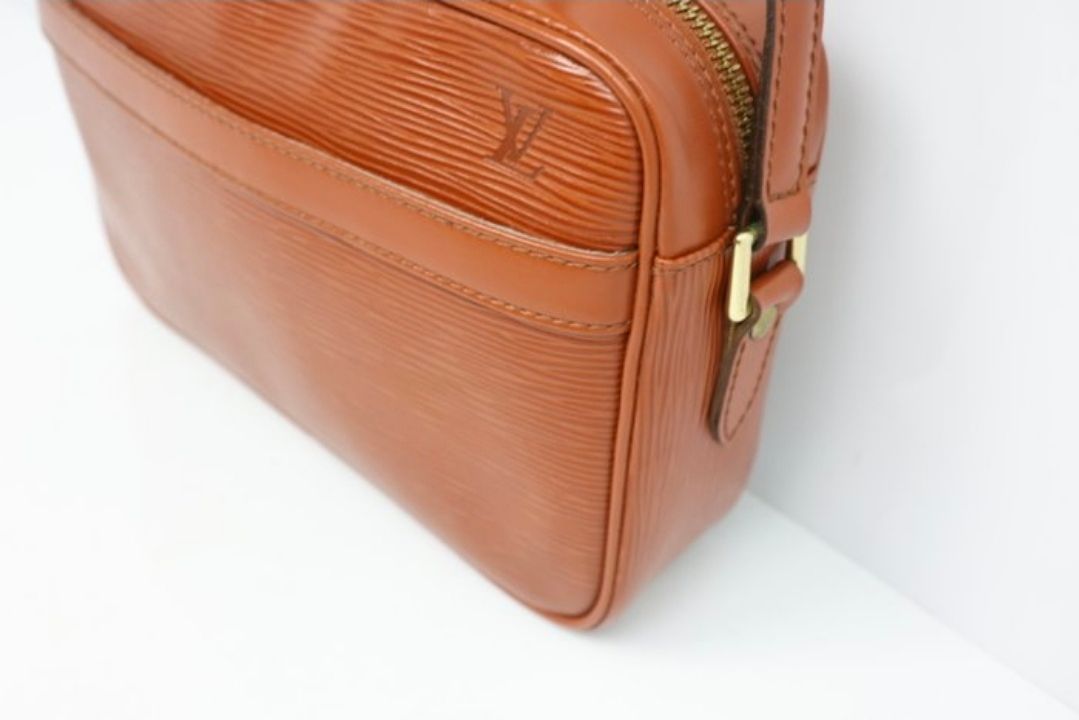 LV Trocadero 27 bag, condition close-up view 2