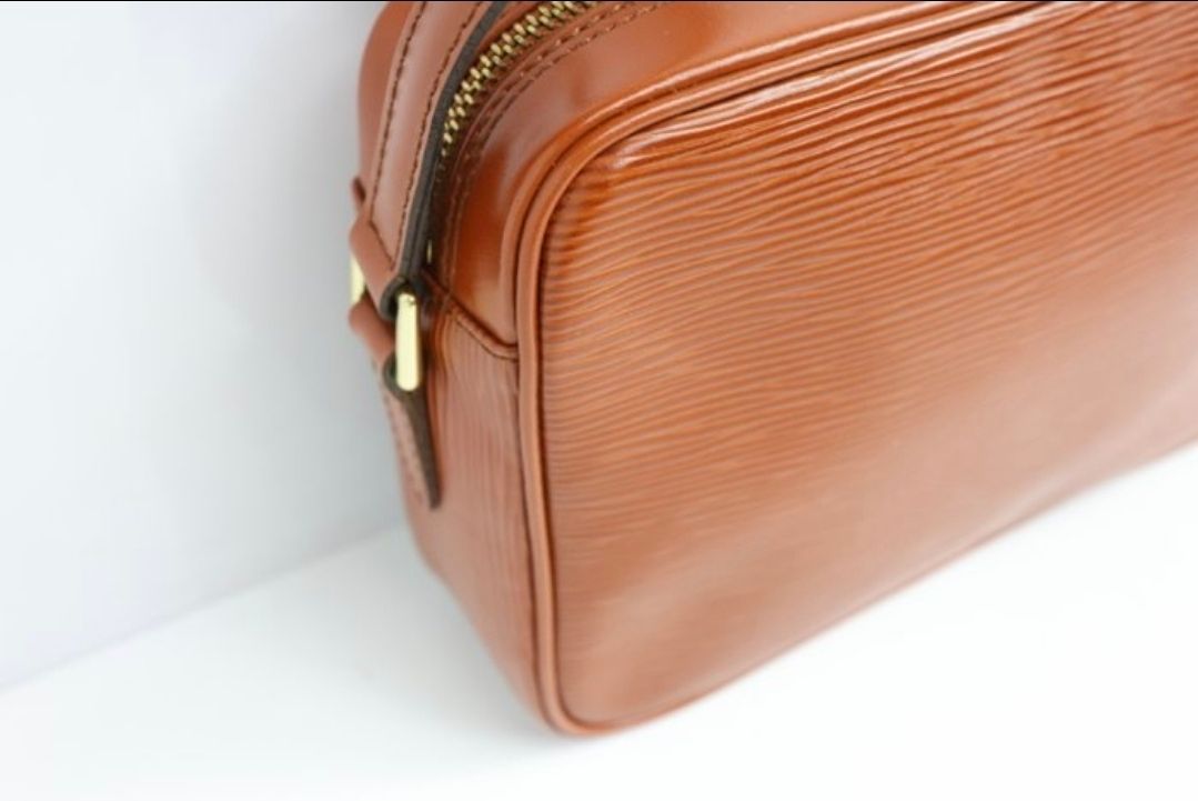 LV Trocadero 27 bag, back view