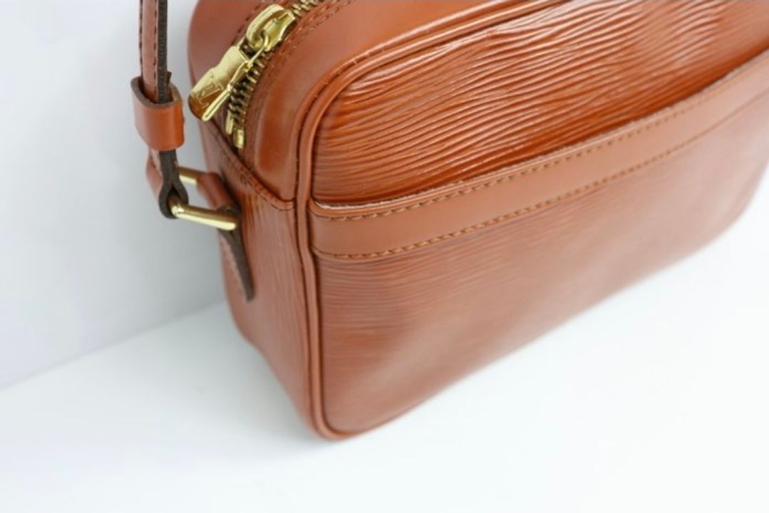 LV Trocadero 27 bag, corner detail