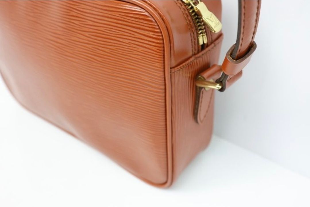 LV Trocadero 27 bag, condition close-up view 1