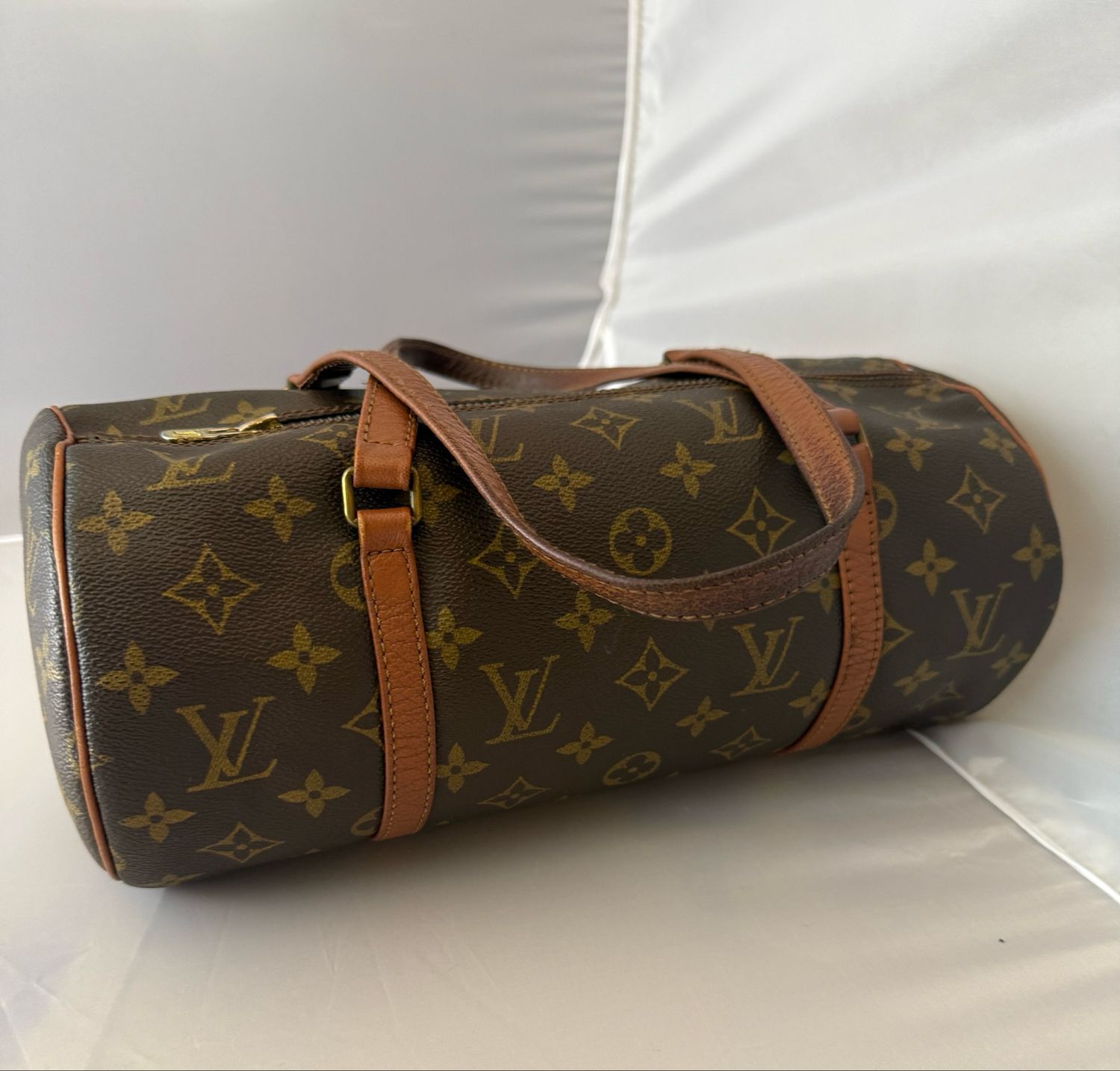 LV Papillon 26, gold-tone hardware detail