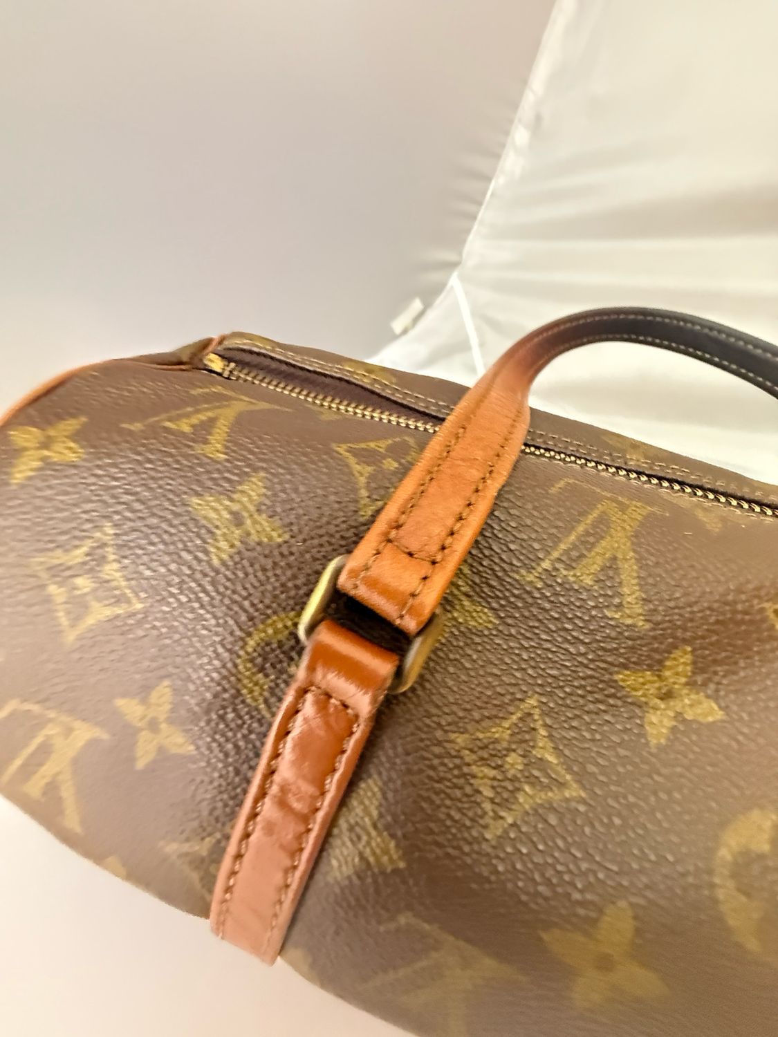 LV Papillon 30 vintage, gold-tone hardware detail