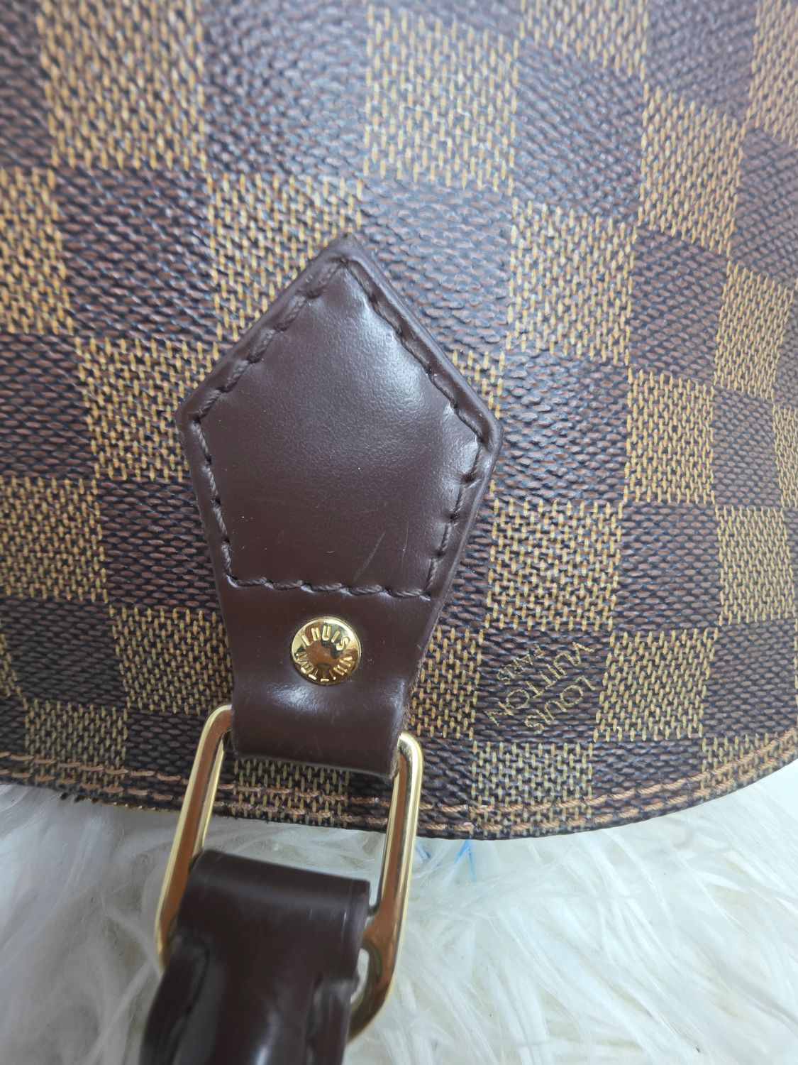 LV Alma PM, surface wear detail