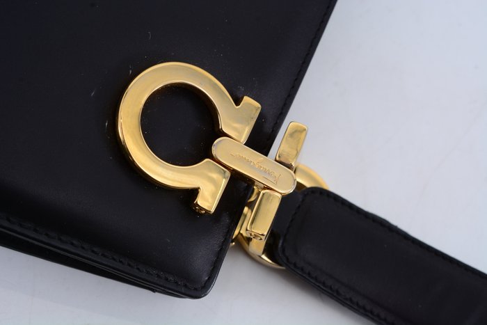 Salvatore Ferragamo Black Leather Shoulder Bag – Calf Leather
