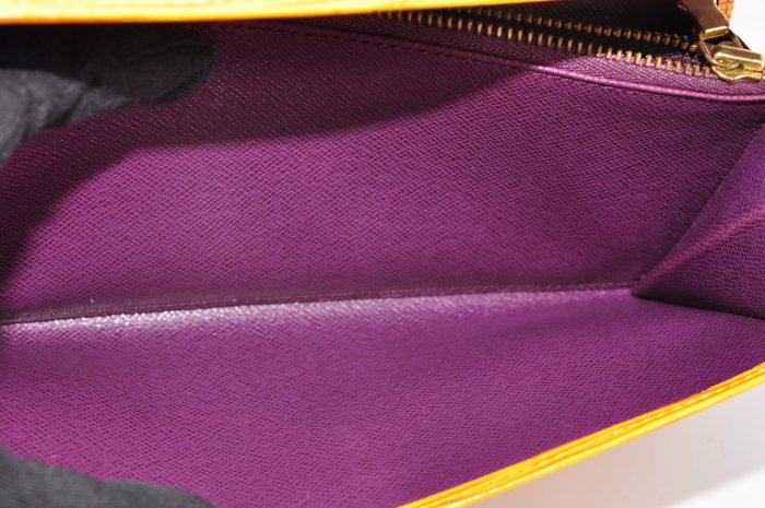 Portefeuille long en cuir Épi Louis Vuitton