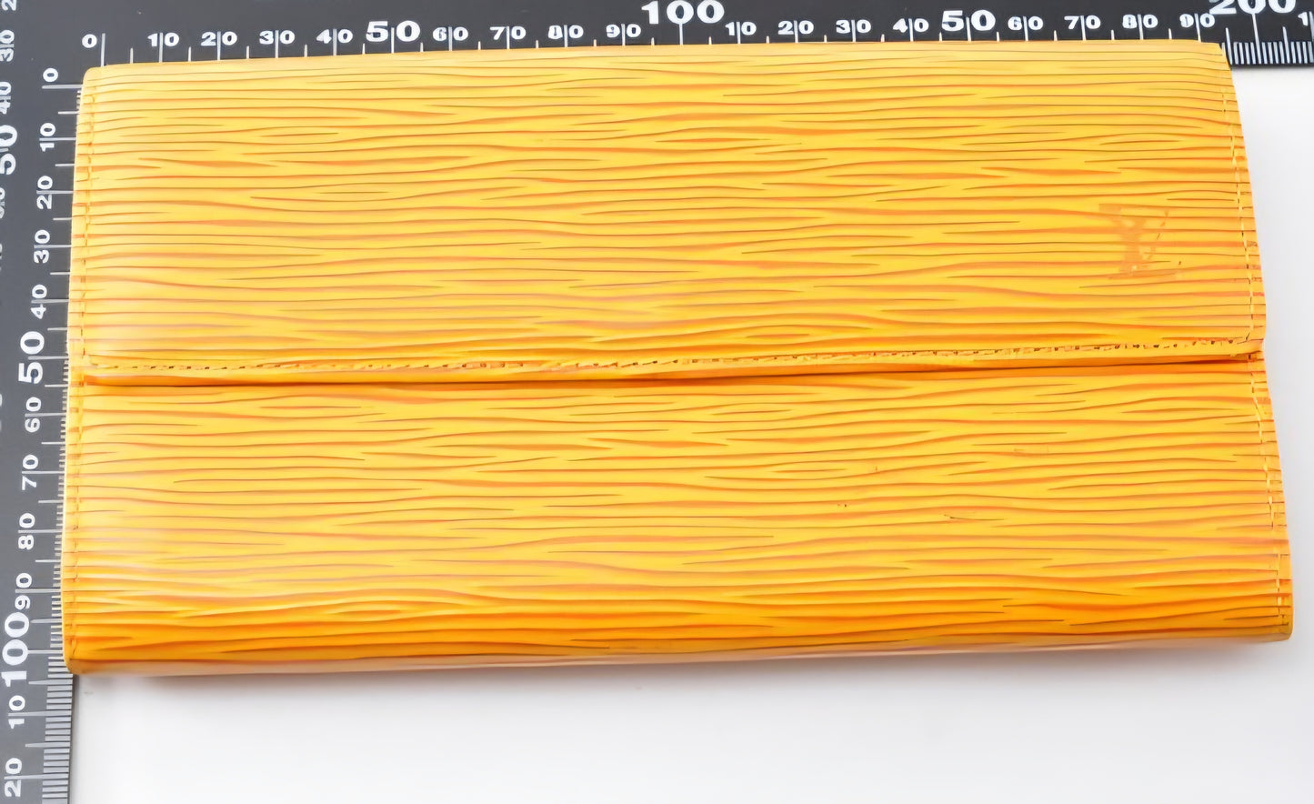 Portefeuille long en cuir Épi Louis Vuitton