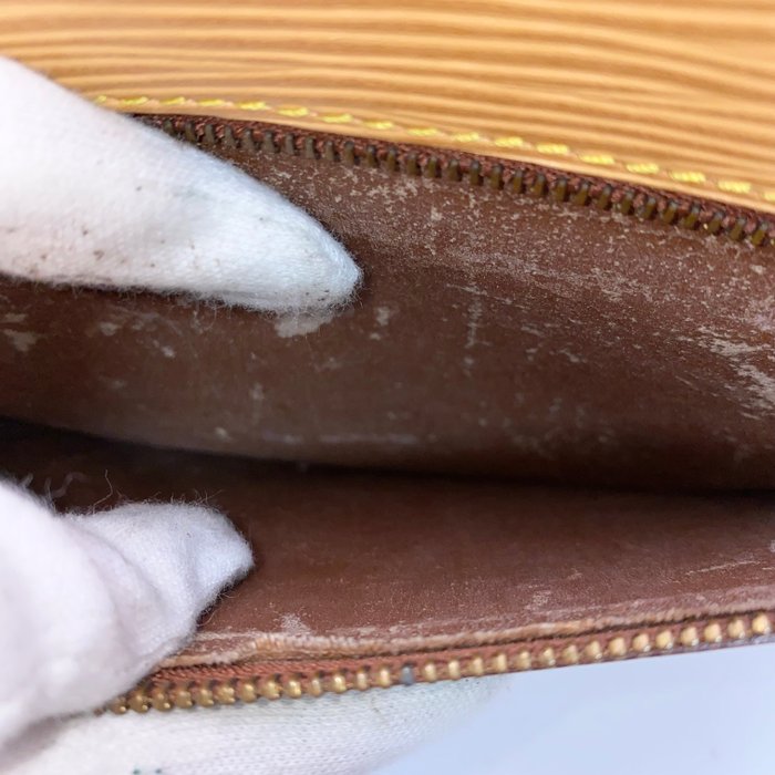 Louis Vuitton Epi  Clutch Vintage 2 Way CrossbodyPouch