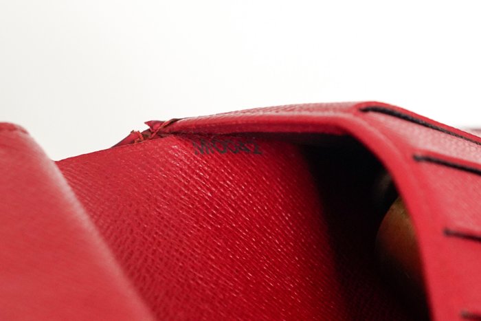Portefeuille à deux volets en cuir Épi Louis Vuitton