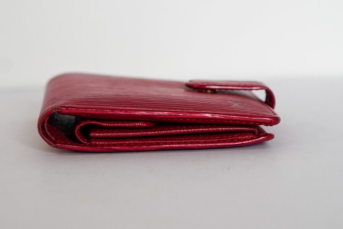Portefeuille à deux volets en cuir Épi Louis Vuitton