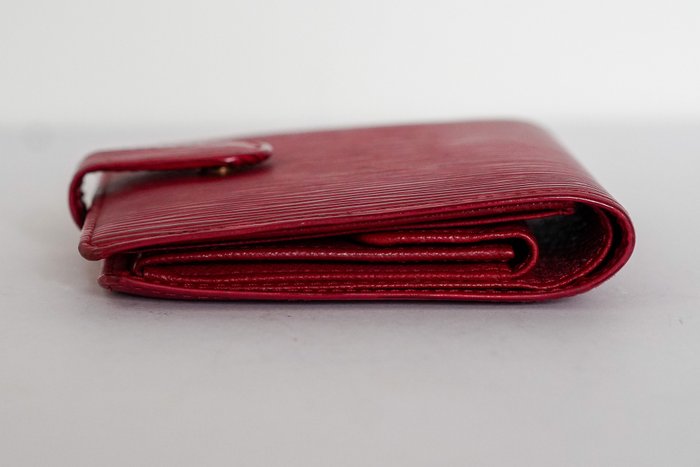 Portefeuille à deux volets en cuir Épi Louis Vuitton