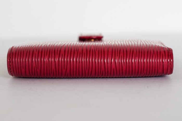 Portefeuille à deux volets en cuir Épi Louis Vuitton