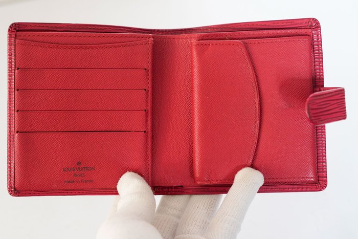 Portefeuille à deux volets en cuir Épi Louis Vuitton