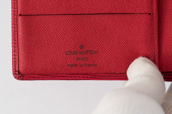 Portefeuille à deux volets en cuir Épi Louis Vuitton