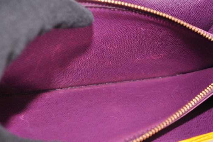Portefeuille long en cuir Épi Louis Vuitton