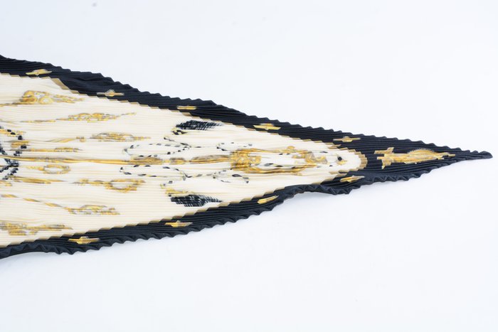 Hermès Les Clés Plissé Silk Scarf – 125 × 125 cm
