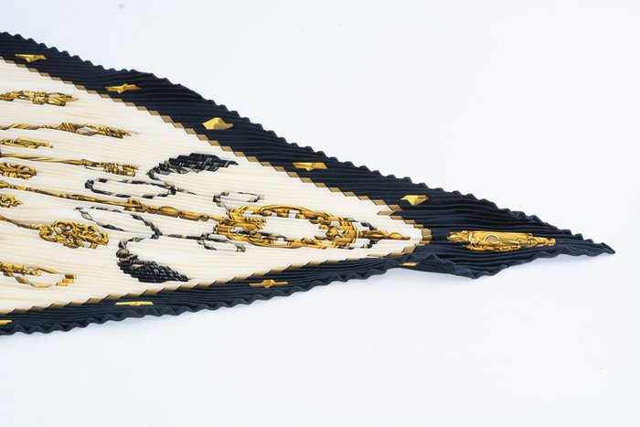 Hermès Les Clés Plissé Silk Scarf – 125 × 125 cm