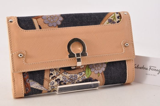 Salvatore Ferragamo Geldbörse aus burgunderrotem Lackleder mit Schleifen-Detail