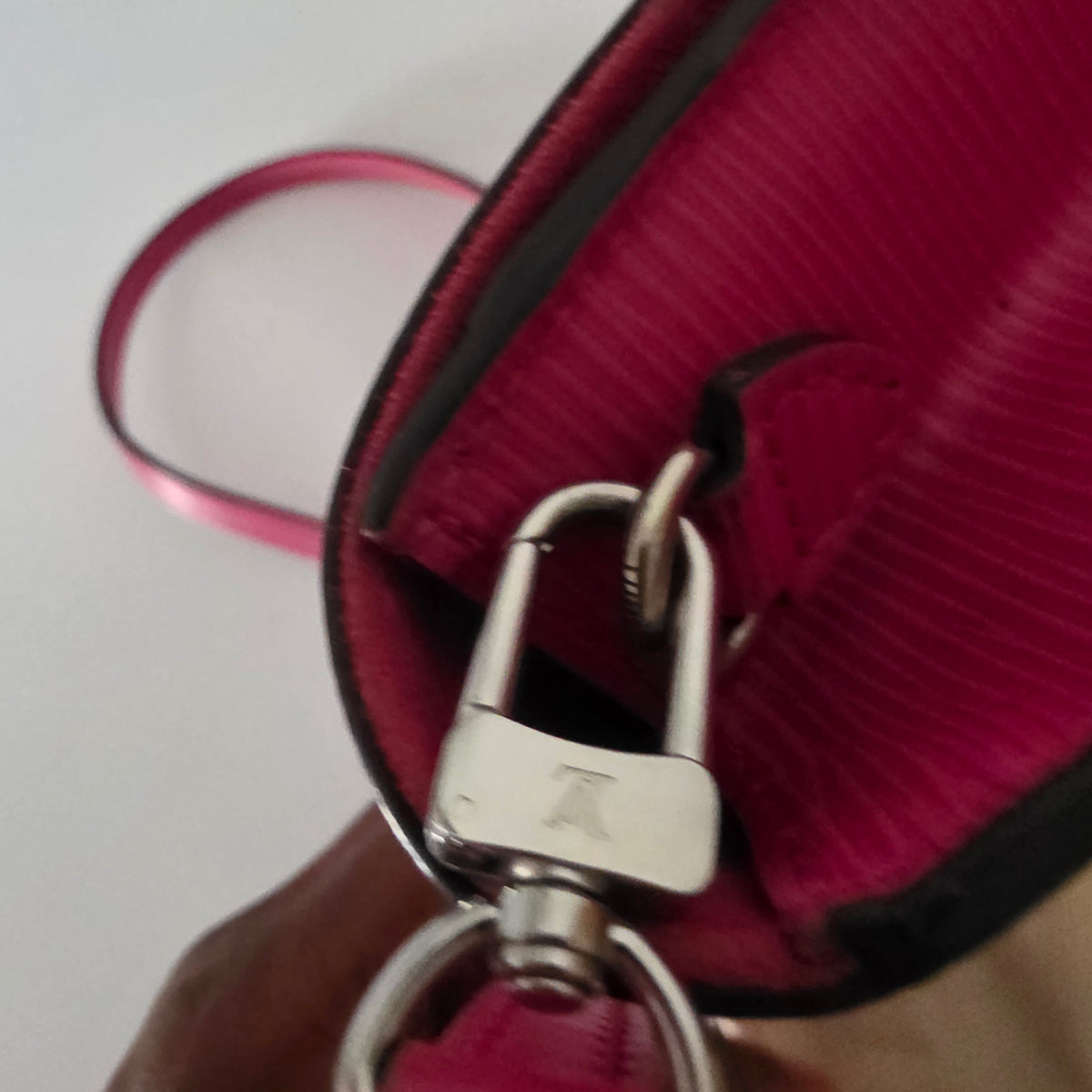 Sac à rabat Louise Epi Louis Vuitton rose Sac de soirée compact