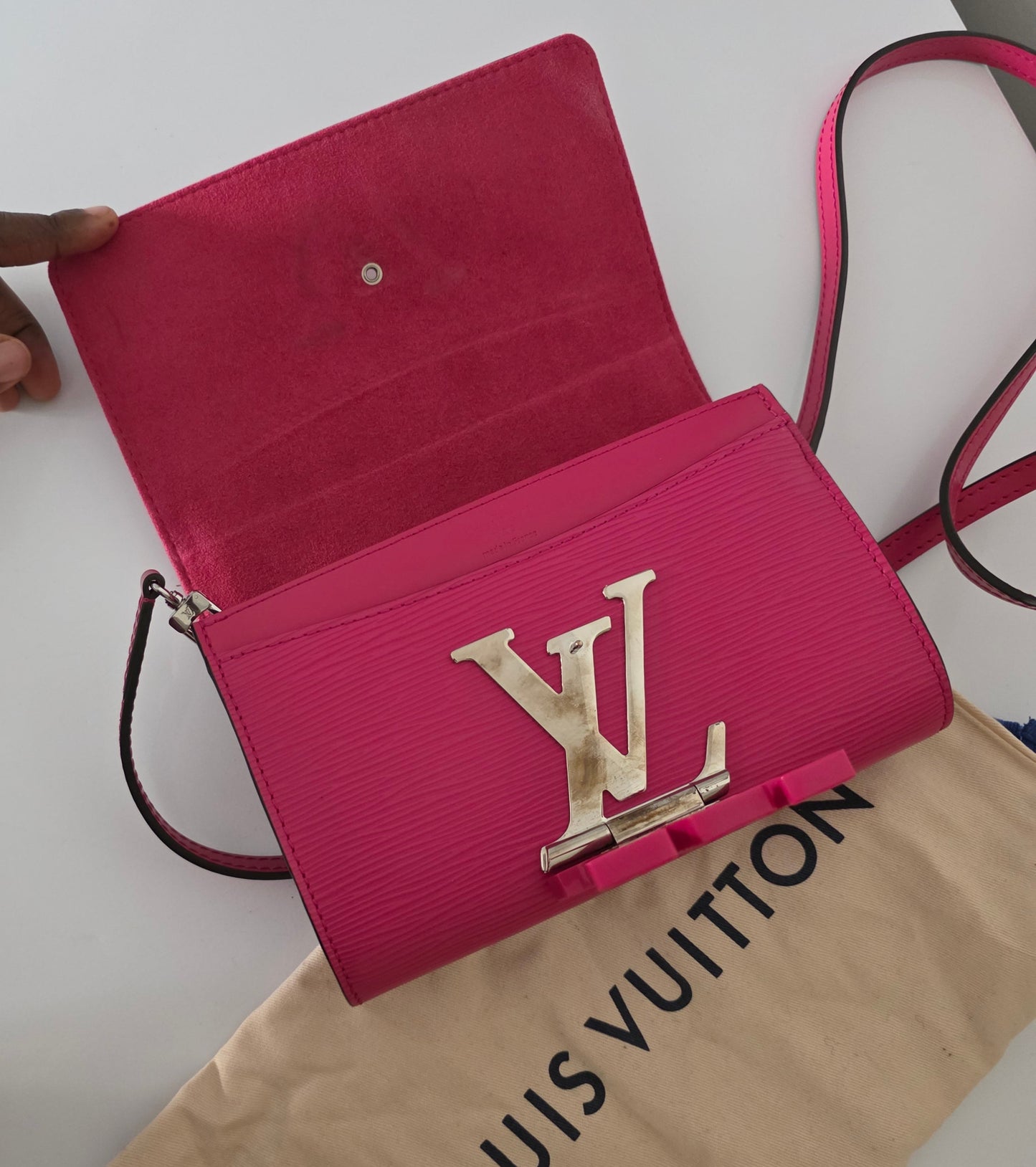 Sac à rabat Louise Epi Louis Vuitton rose Sac de soirée compact