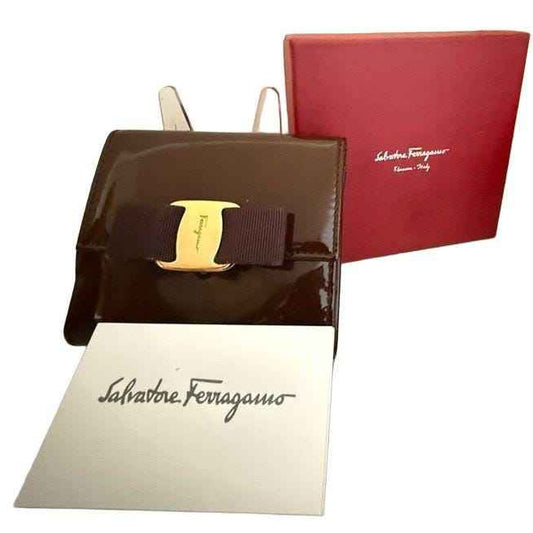 Salvatore Ferragamo Gancini Kompaktbrieftasche aus bordeauxfarbenem Leder mit Box