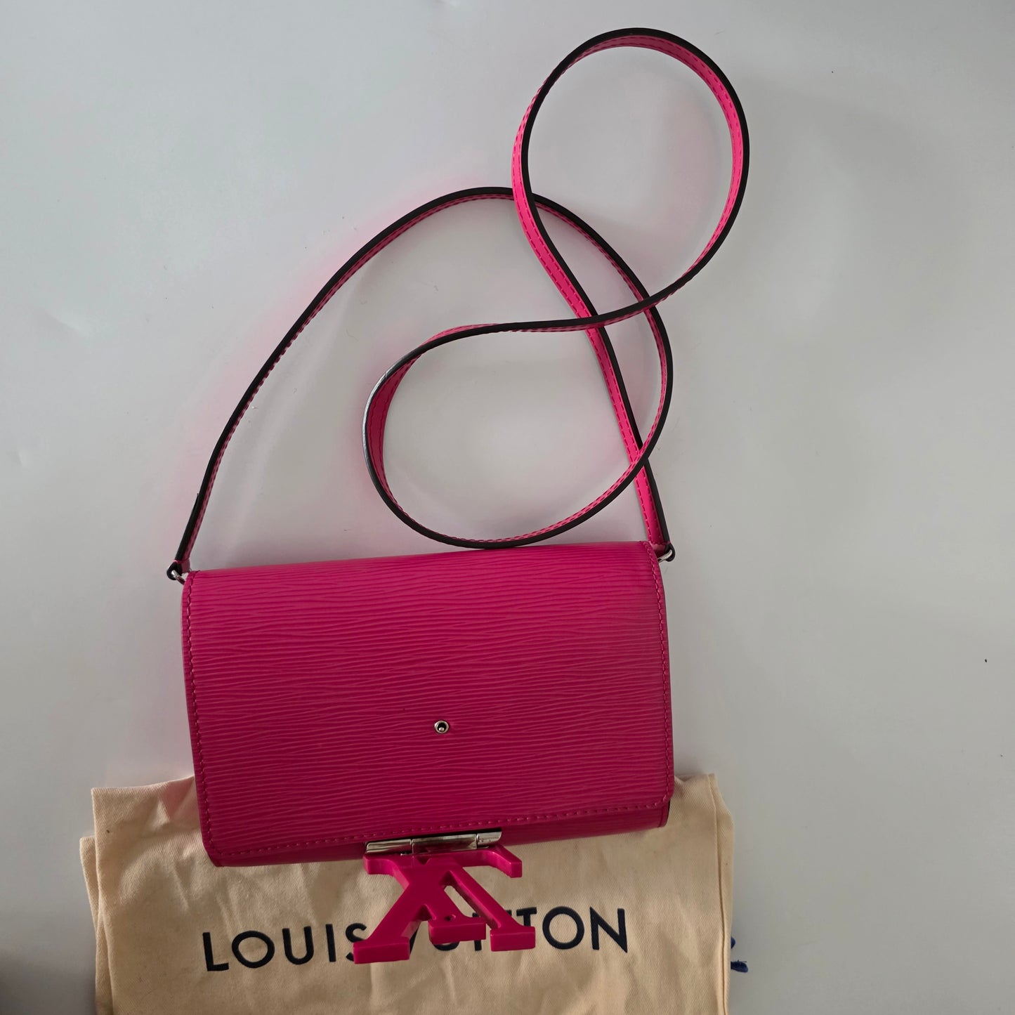 Sac à rabat Louise Epi Louis Vuitton rose Sac de soirée compact
