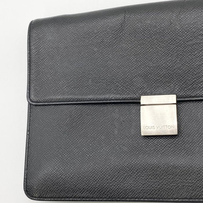 Louis Vuitton Taiga Selenga Clutch Bag  – Green Leather