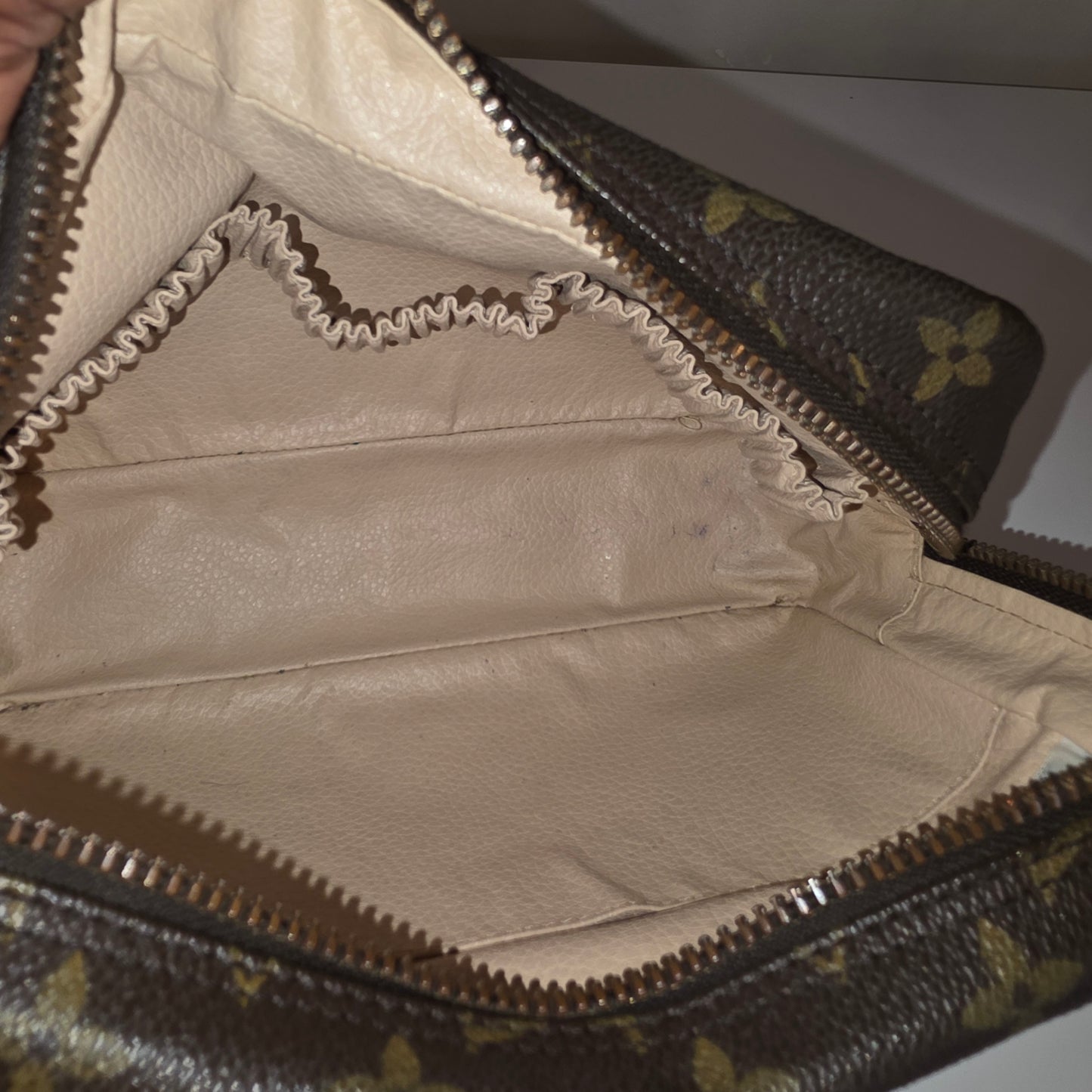 Louis Vuitton Trousse 23cm
