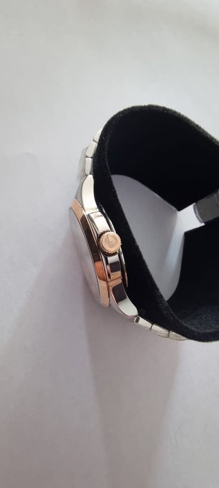 Gucci Unisex Quartz Watch – Silver & Rose Gold, Steel Bracelet
