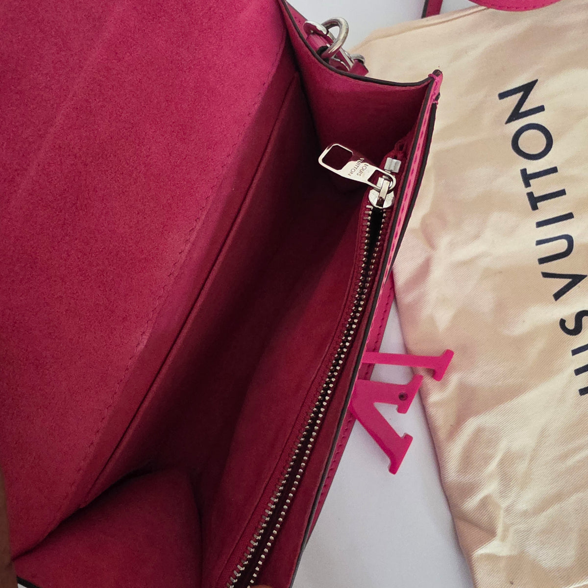 Sac à rabat Louise Epi Louis Vuitton rose Sac de soirée compact